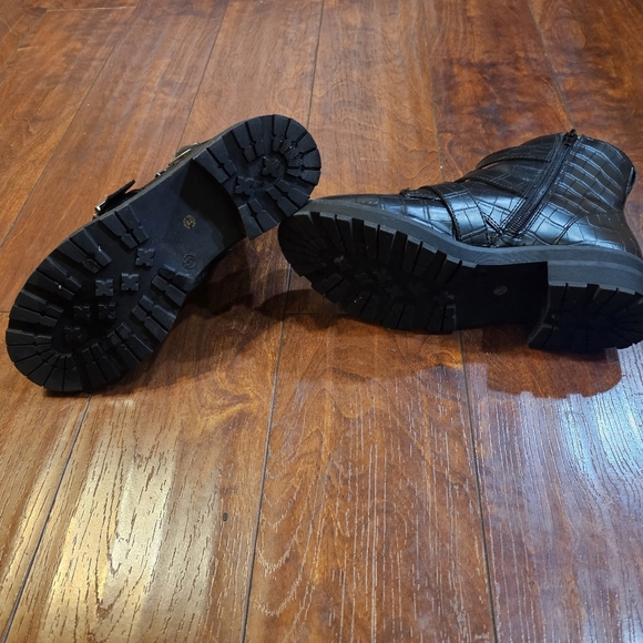 NWT Arizona Jean Co. Croco embossed Ankle Boots, Size 9.5 - Picture 5 of 5